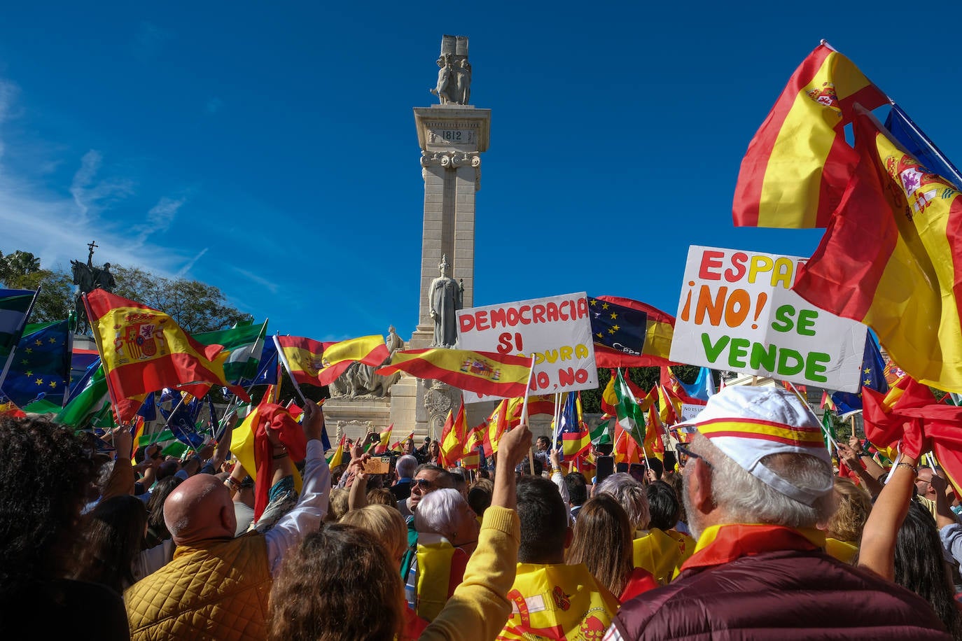 FOTOS: Concentración en el monumento a Las Cortes de 1812 en la plaza de España de Cádiz