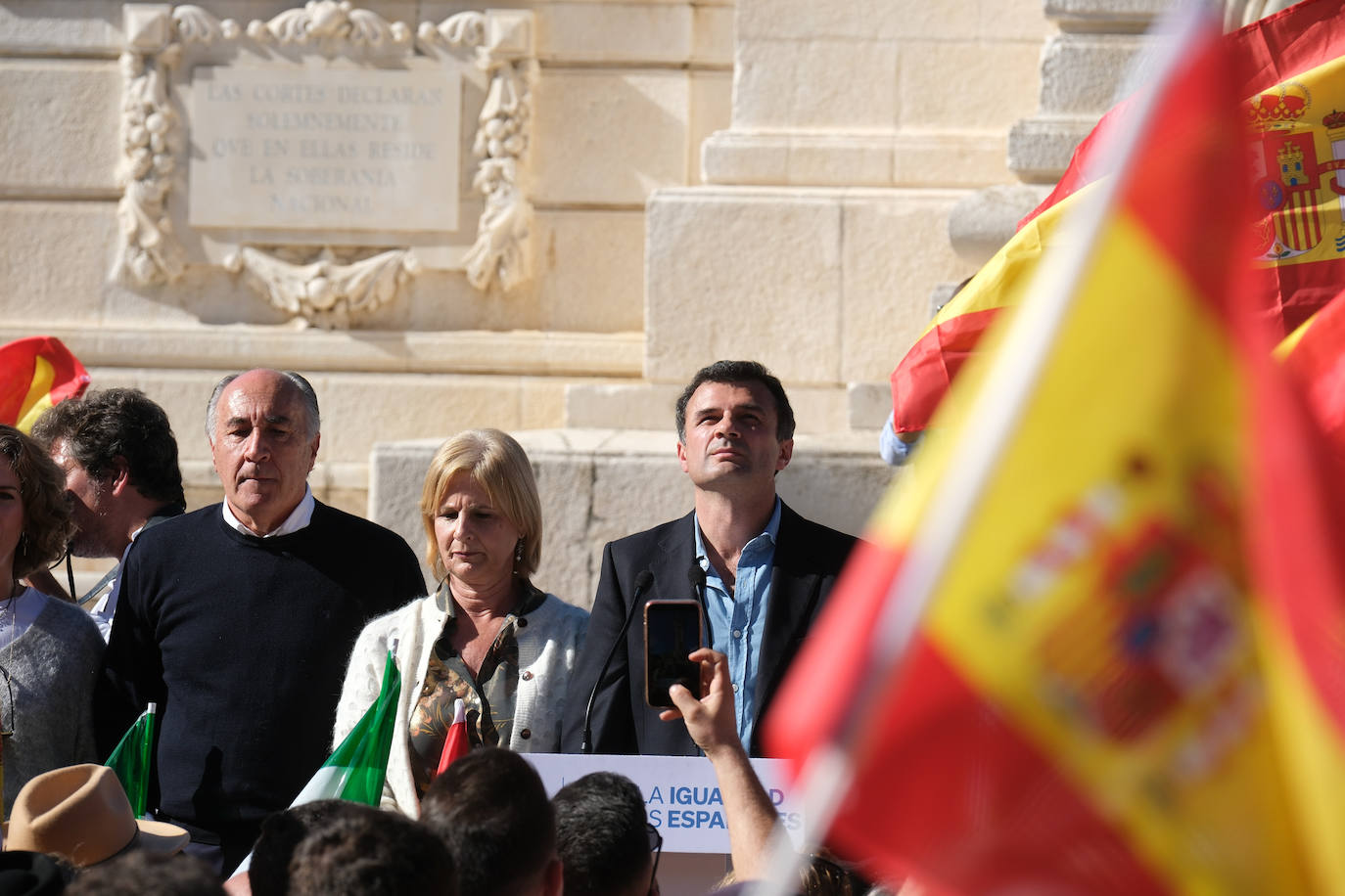 FOTOS: Concentración en el monumento a Las Cortes de 1812 en la plaza de España de Cádiz