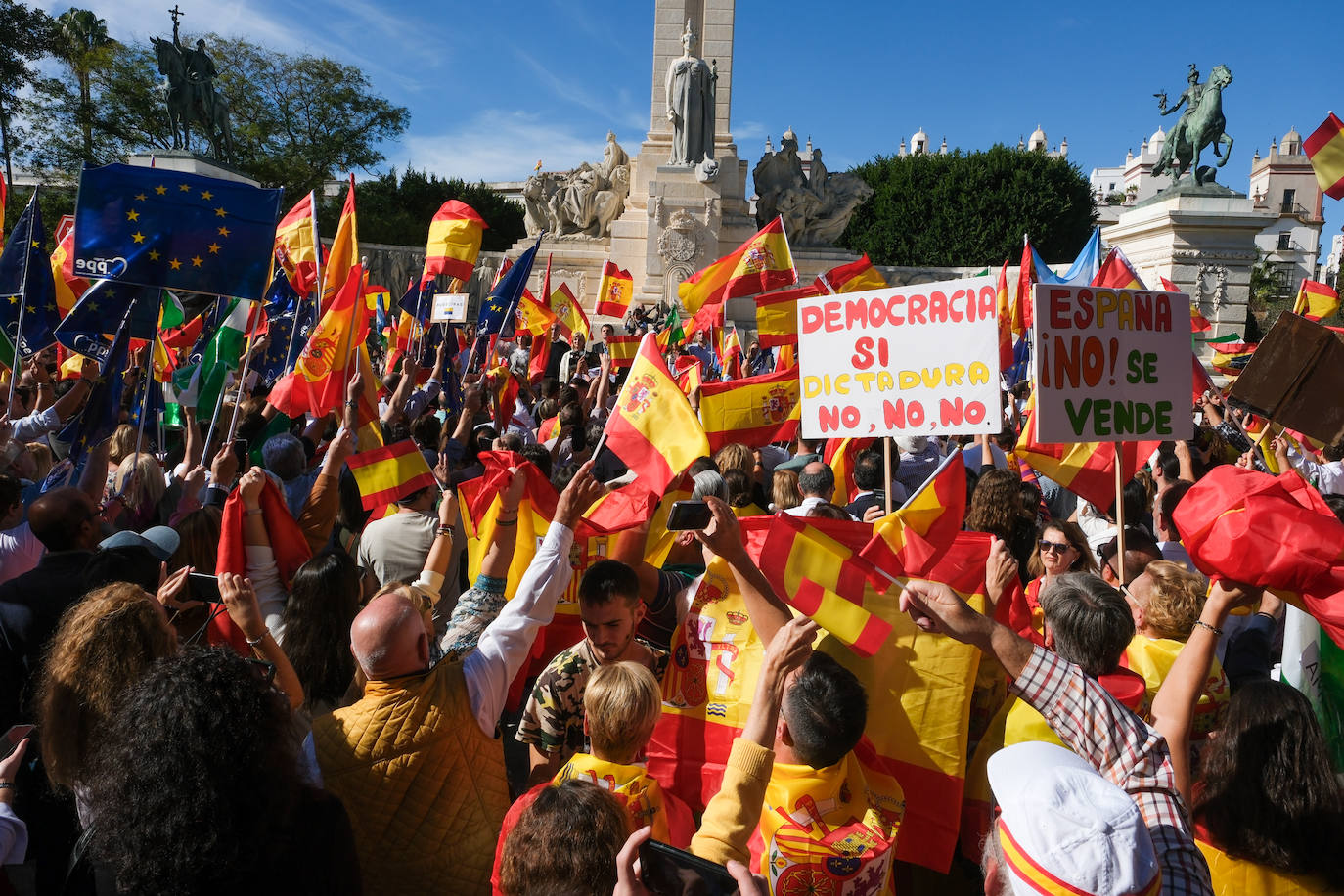 FOTOS: Concentración en el monumento a Las Cortes de 1812 en la plaza de España de Cádiz