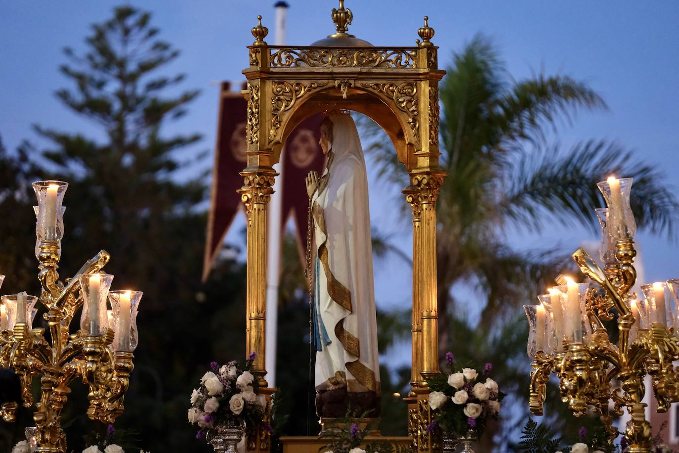 Procesión de antorchas con la Virgen de Lourdes por las calles de Cádiz