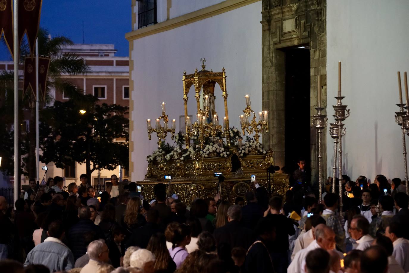 Procesión de antorchas con la Virgen de Lourdes por las calles de Cádiz