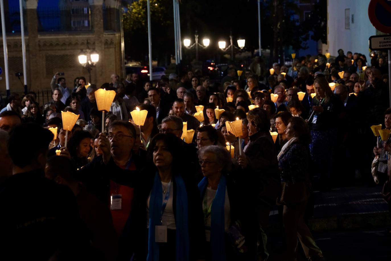 Procesión de antorchas con la Virgen de Lourdes por las calles de Cádiz