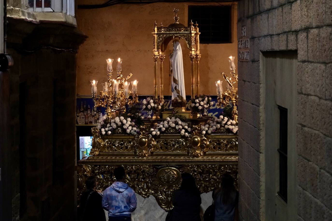 Procesión de antorchas con la Virgen de Lourdes por las calles de Cádiz