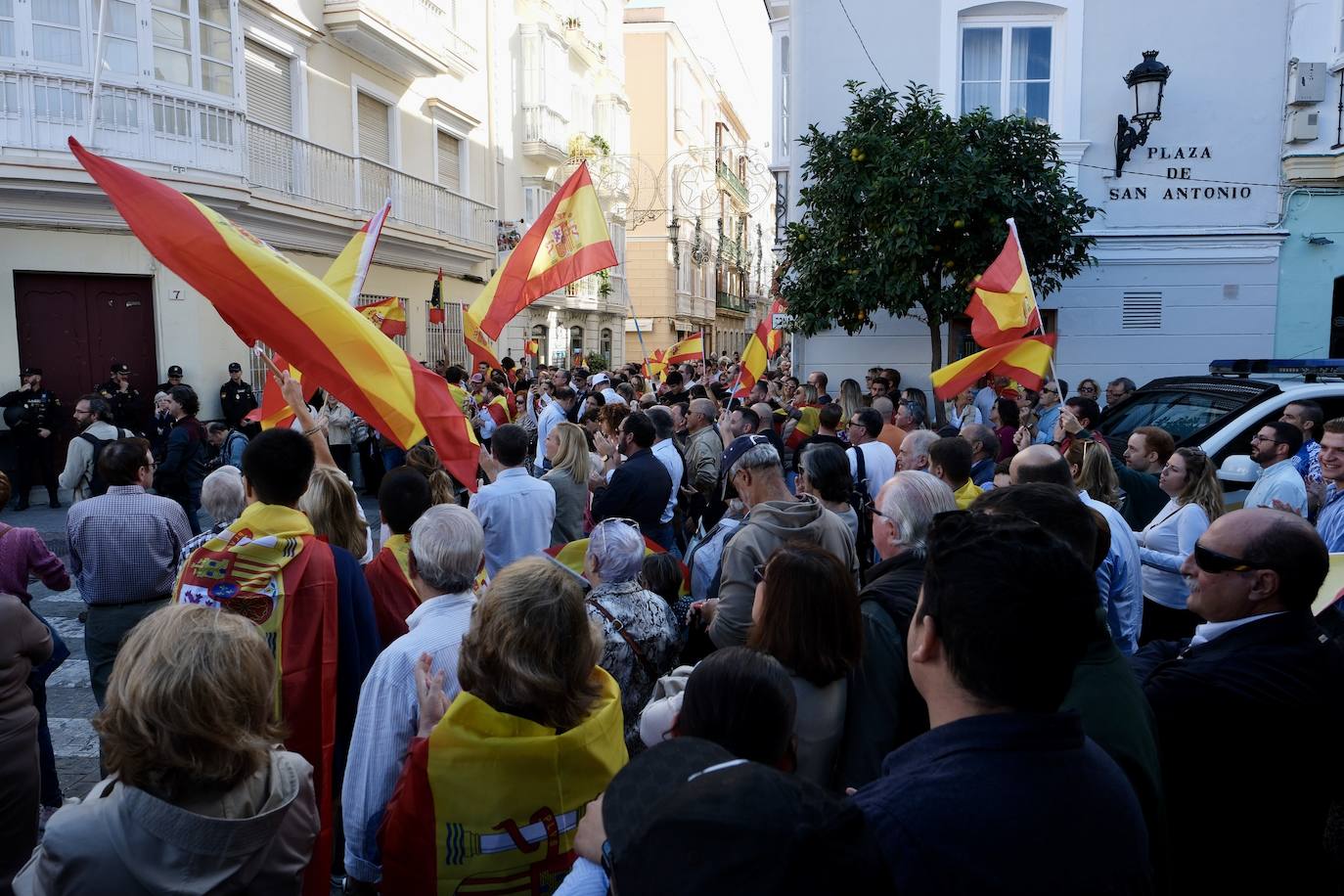 Las imágenes de las protestas contra la amnistía en la plaza de San Antonio, en Cádiz