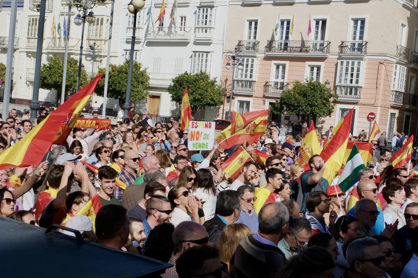 Las imágenes de las protestas contra la amnistía en la plaza de San Antonio, en Cádiz