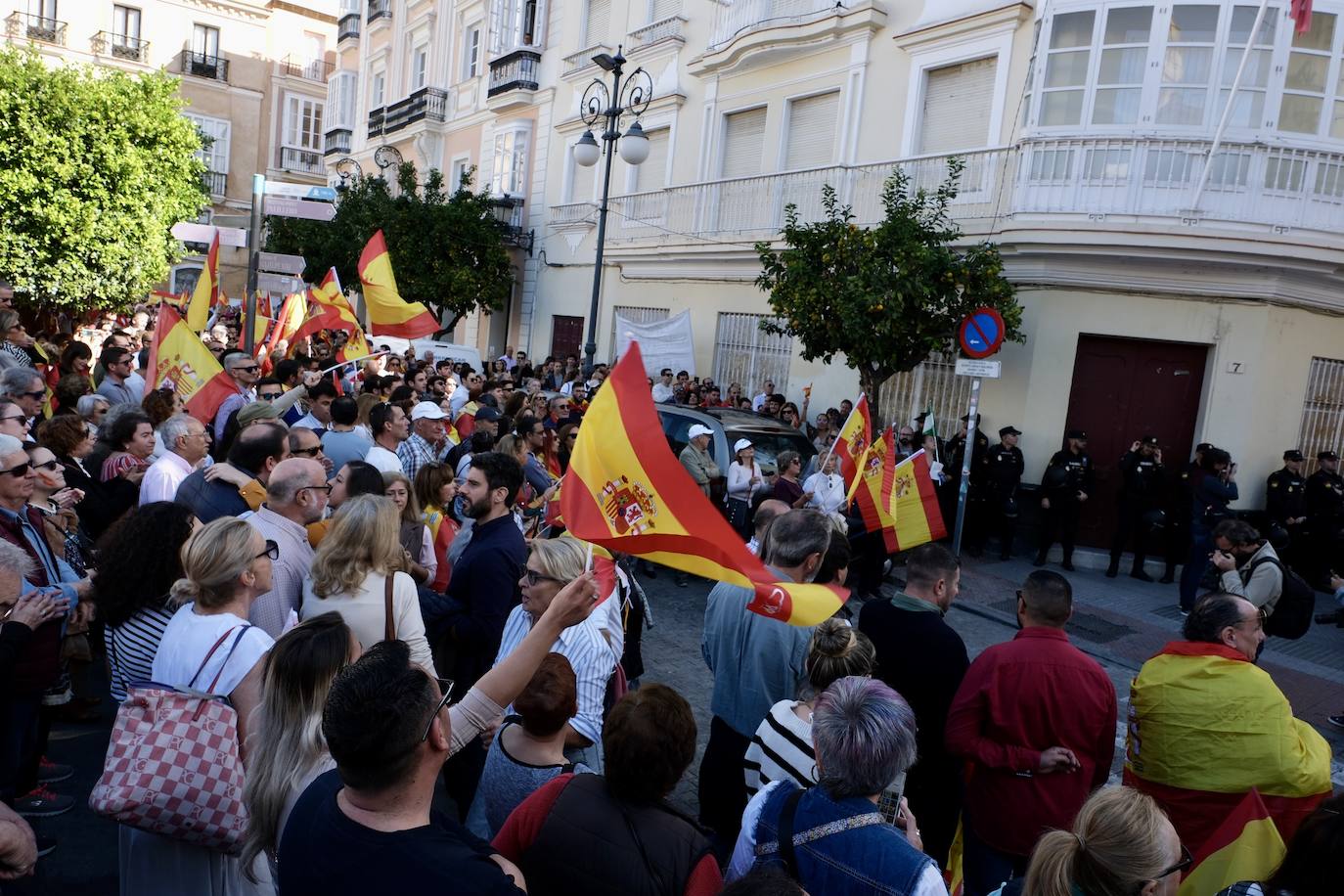 Las imágenes de las protestas contra la amnistía en la plaza de San Antonio, en Cádiz