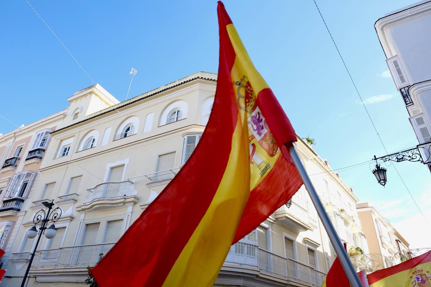 Las imágenes de las protestas contra la amnistía en la plaza de San Antonio, en Cádiz