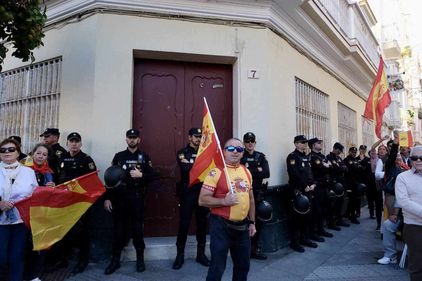 Las imágenes de las protestas contra la amnistía en la plaza de San Antonio, en Cádiz