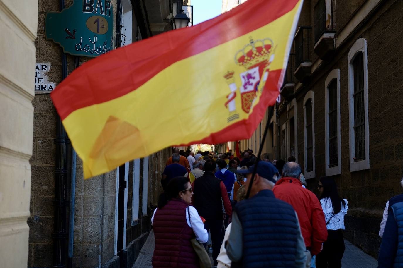 Las imágenes de las protestas contra la amnistía en la plaza de San Antonio, en Cádiz