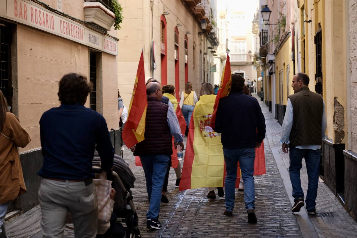 Las imágenes de las protestas contra la amnistía en la plaza de San Antonio, en Cádiz