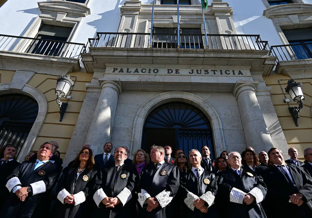 Los magistrados, ante la fachada de la Audiencia Provincial.