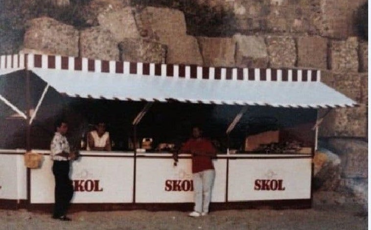 Imagen principal - El chiringuito de Santa María del Mar ha pasado de ser un kiosco de chapa en los 80, a un clásico bar de madera en los 90 bajo el nombre de Pikachos al actual restaurante sobre la arena que es el Tirabuzón.