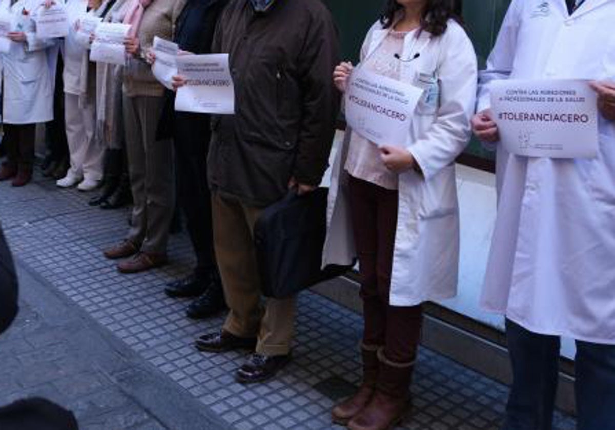 Concentración de médicos en Cádiz en contra de las agresiones