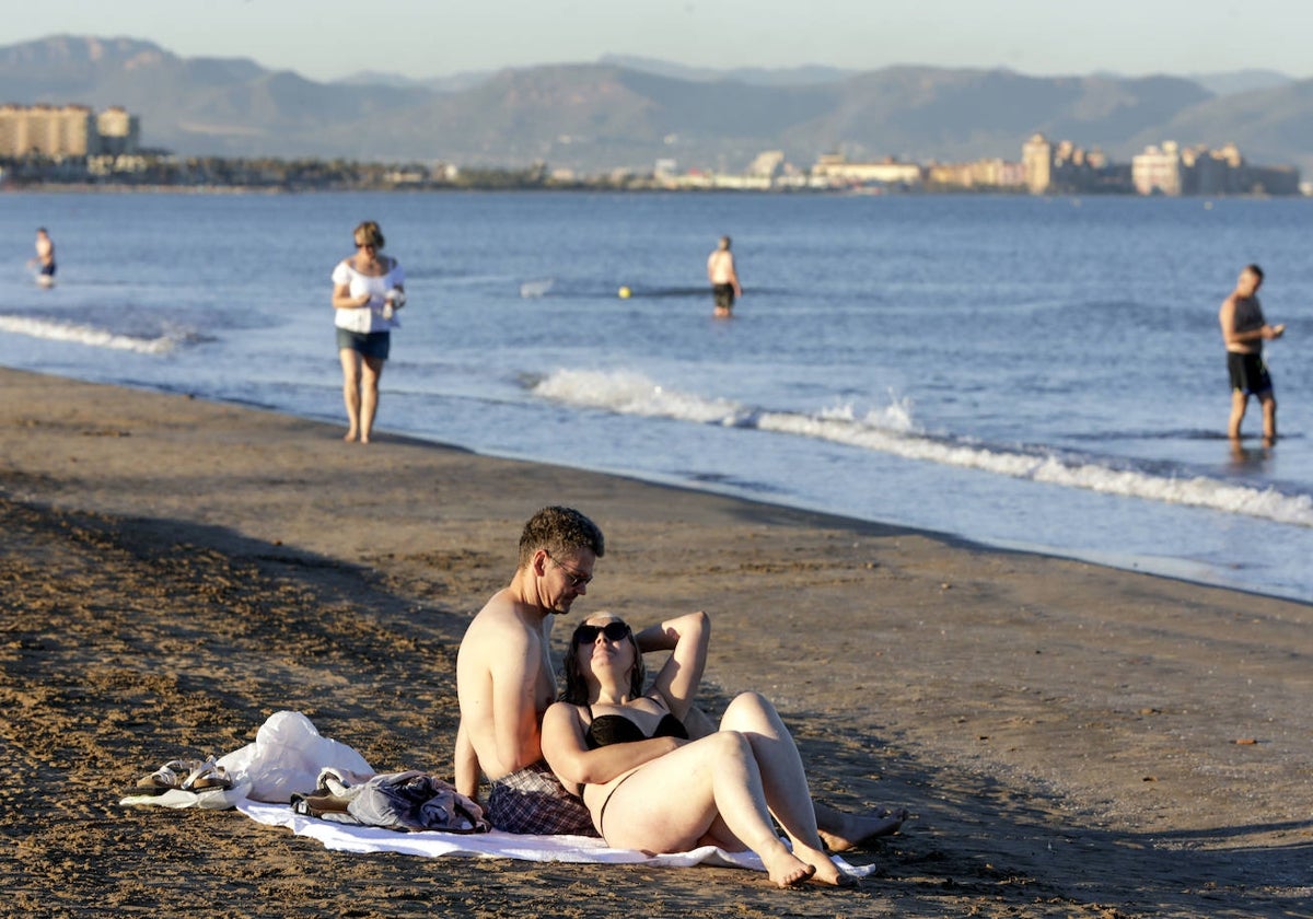 El calor ha llevado a la gente a la playa en muchos puntos de España, como este caso en Valencia.