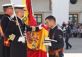 La promoción más numerosa de los últimos años de la Escuela de Suboficiales de San Fernando jura bandera