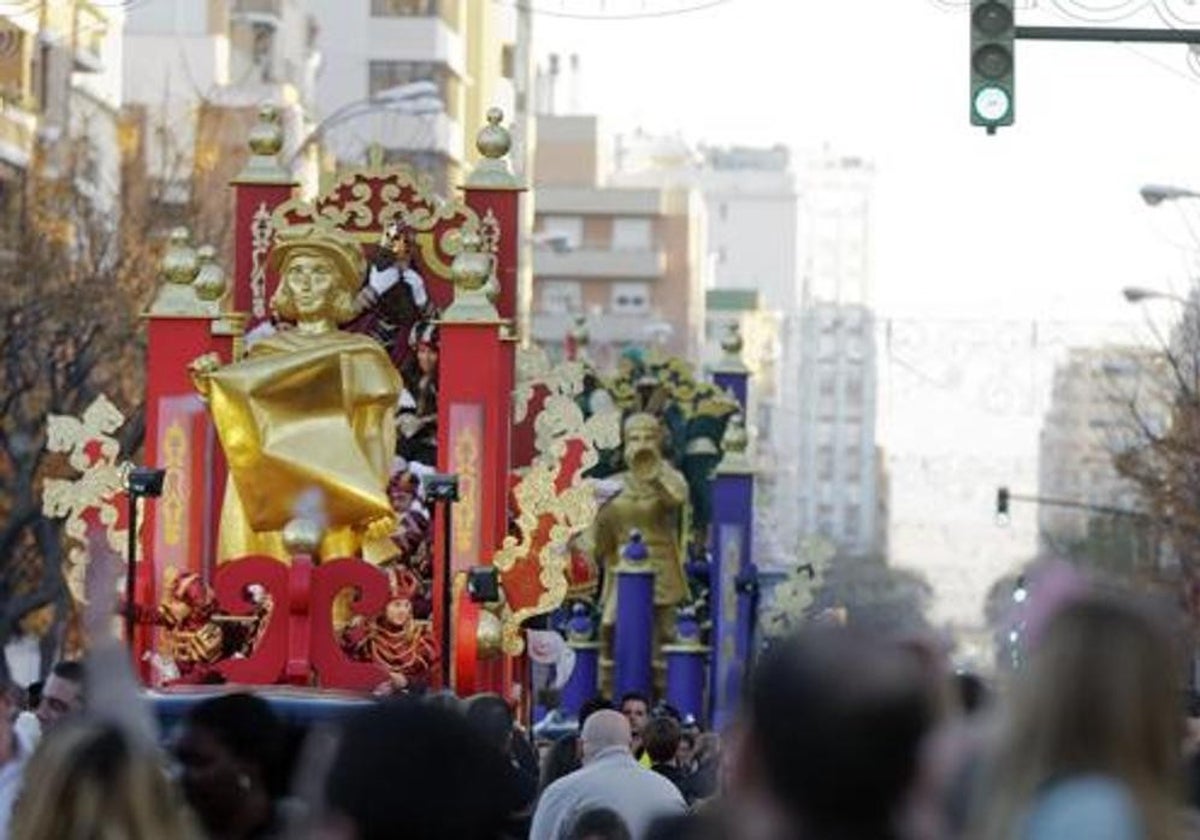 Cabalgata de los Reyes Magos por la avenida principal de la ciudad.