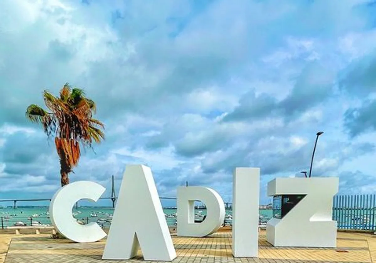 Las letras de Cádiz con la Bahía al fondo