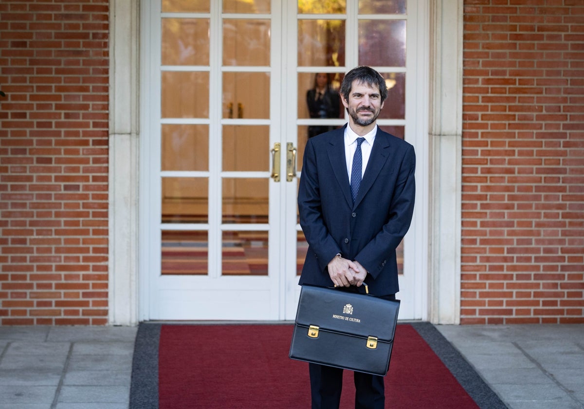 El ministro Ernest Urtasun, con la cartera de Cultura.