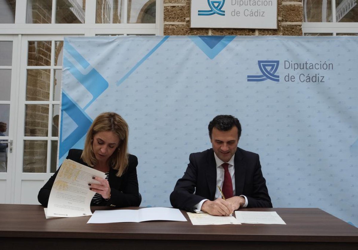 Almudena Martínez y Bruno García, durante la firma del protocolo de colaboración del Portillo.