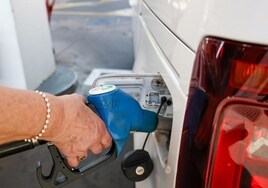 La gasolina vuelve a dar una tregua, aunque sigue lejos del precio prepandemia