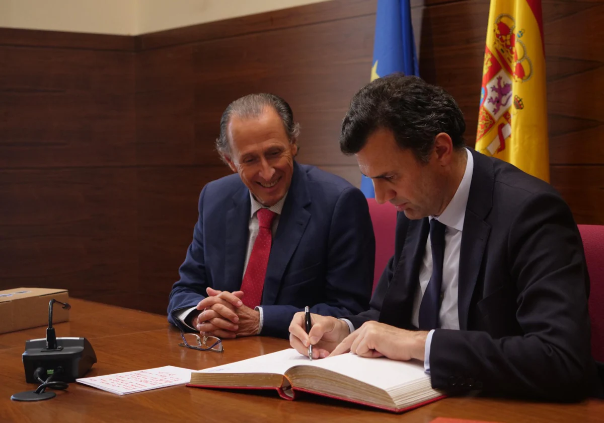 Bruno García firma en el libro de honor del Ayuntamiento de Chiclana
