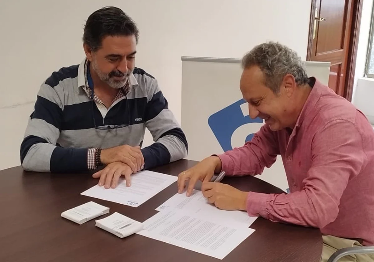 El presidente de Emasa y el presidente de la asociación Cádiz Centro Comercial Abierto firman un convenio de colaboración.