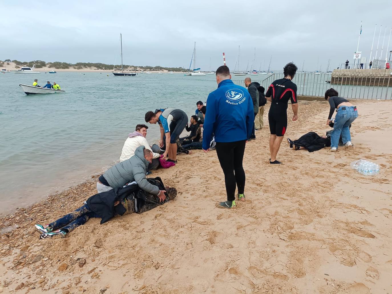 Fotos: Inmigrantes atendidos en la orilla de Sancti Petri