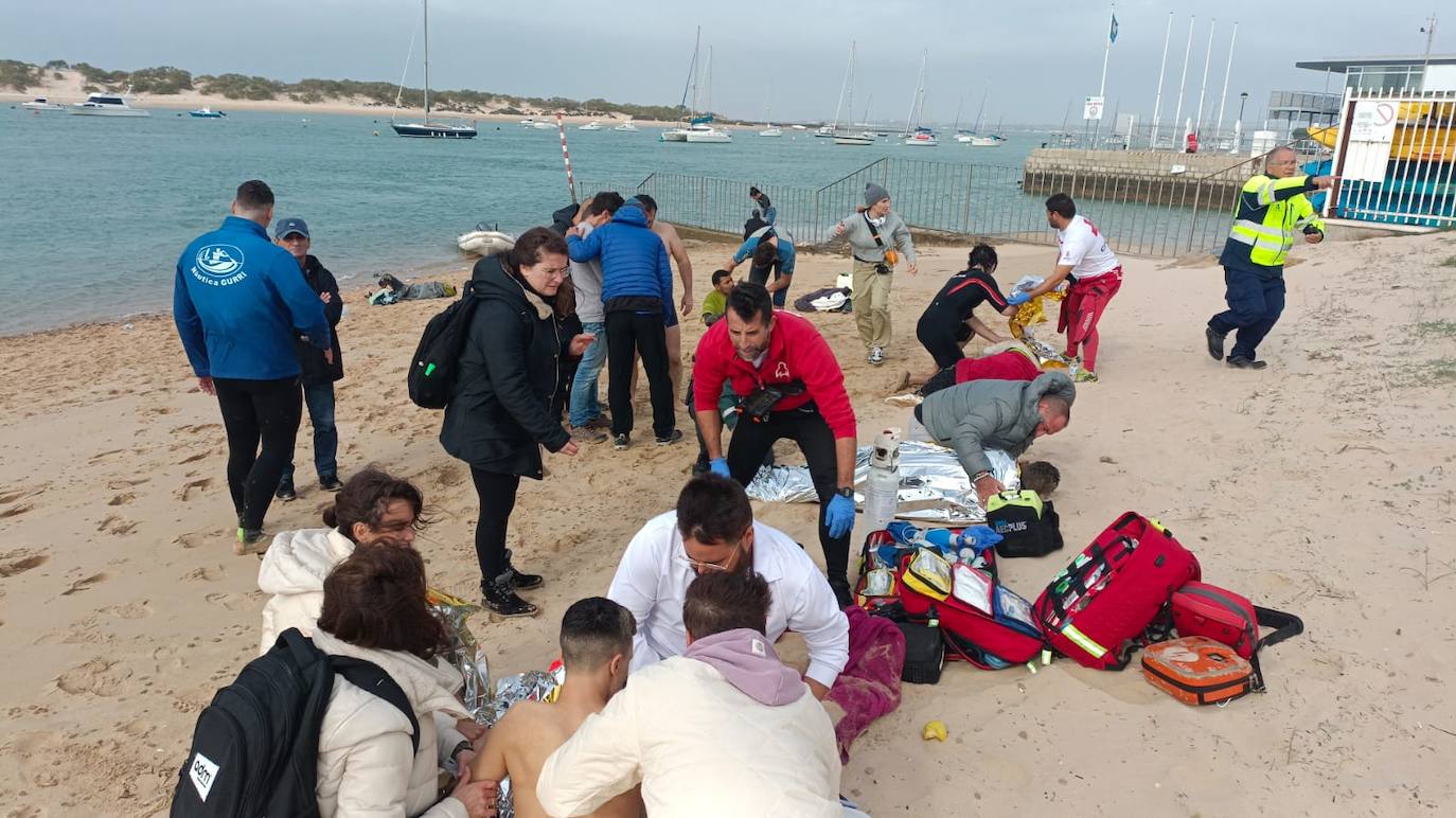Fotos: Inmigrantes atendidos en la orilla de Sancti Petri