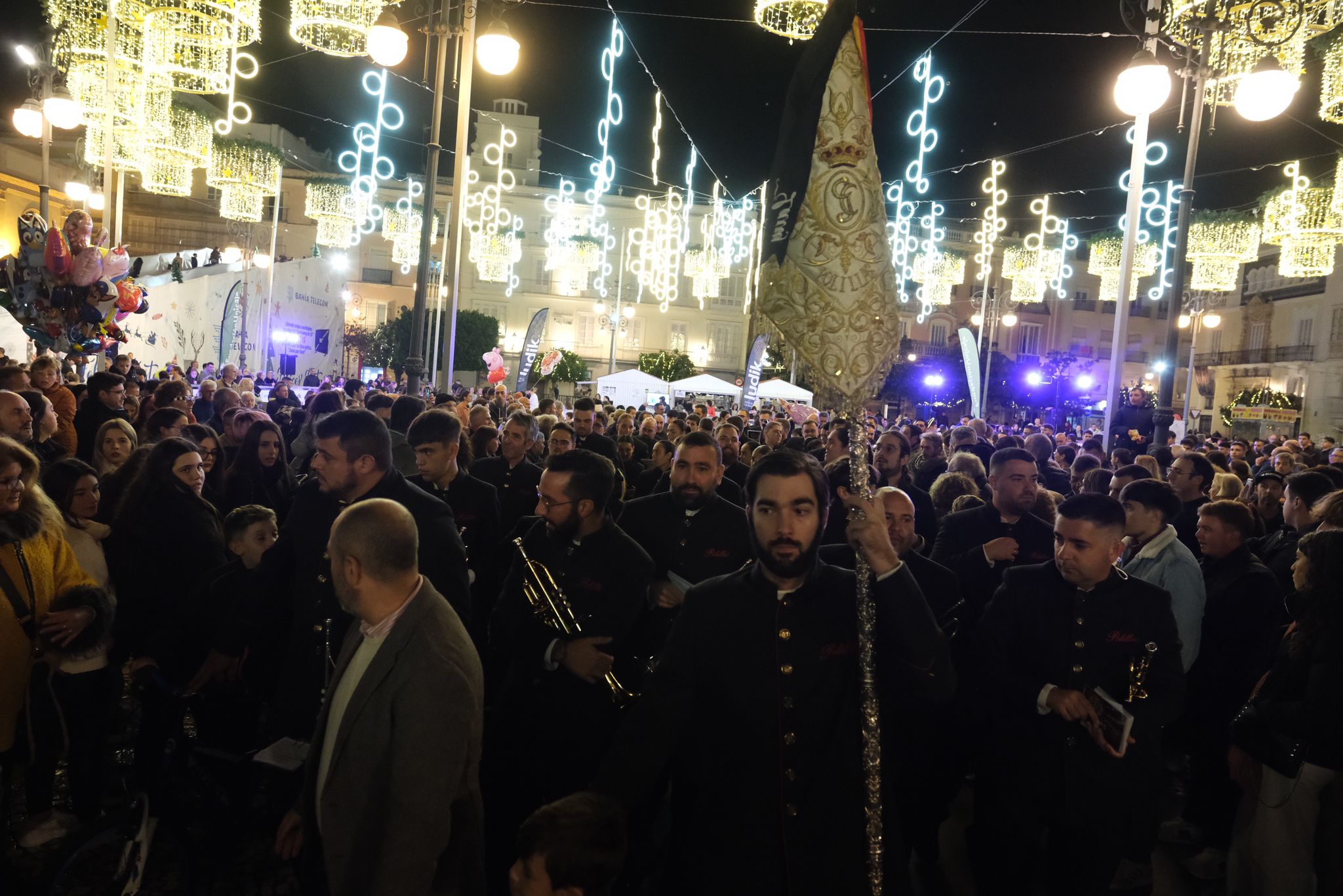 FOTOS: Las bandas de Rosario y Polillas suenan en el pasacalles de Cádiz