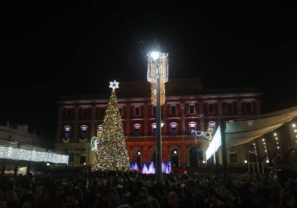 El árbol iluminado en la Plaza del Rey