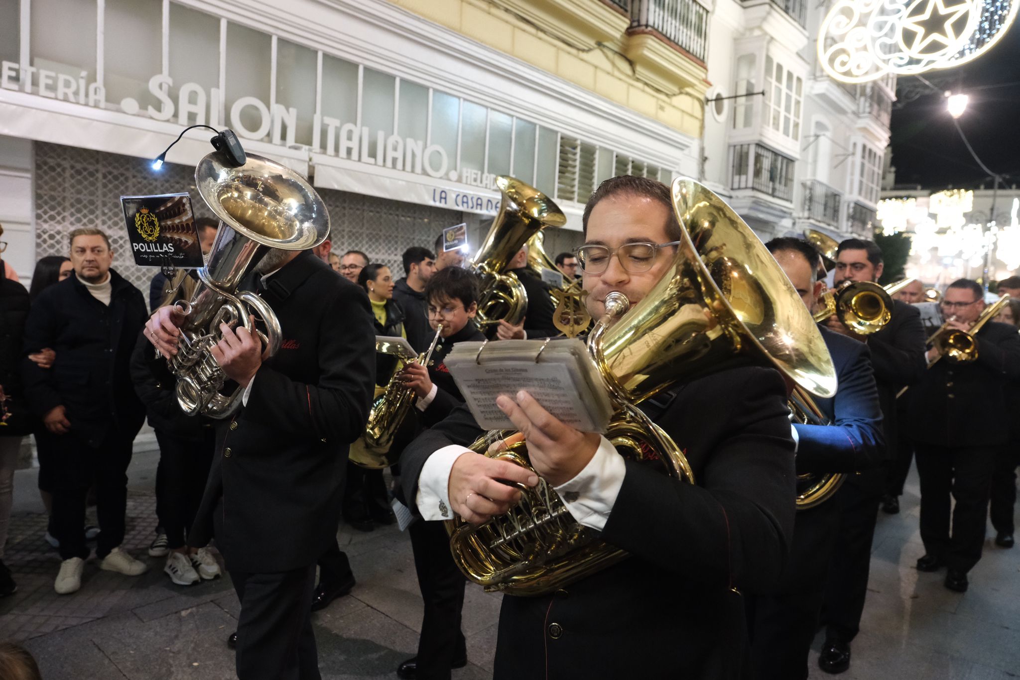 FOTOS: Las bandas de Rosario y Polillas suenan en el pasacalles de Cádiz