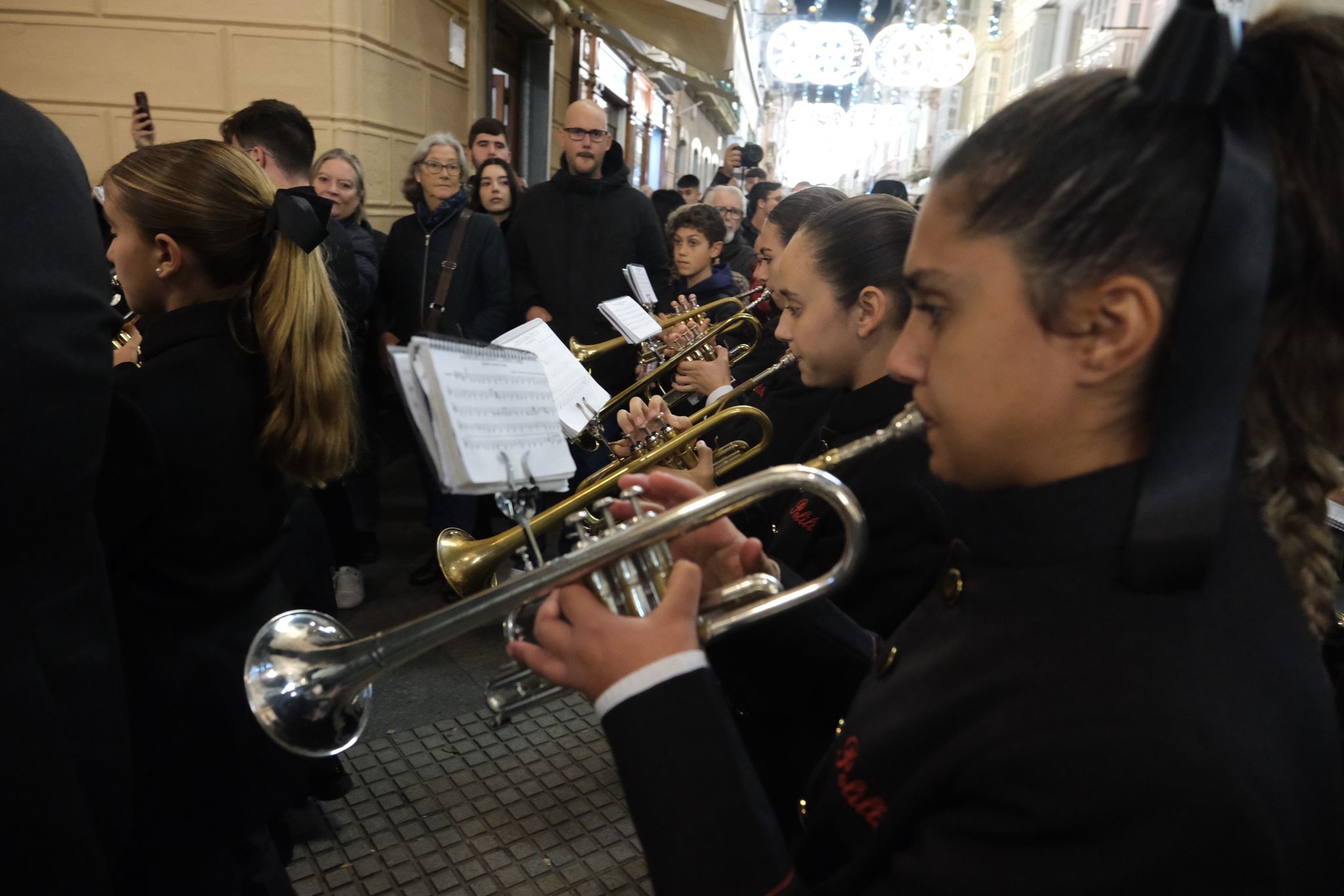 FOTOS: Las bandas de Rosario y Polillas suenan en el pasacalles de Cádiz