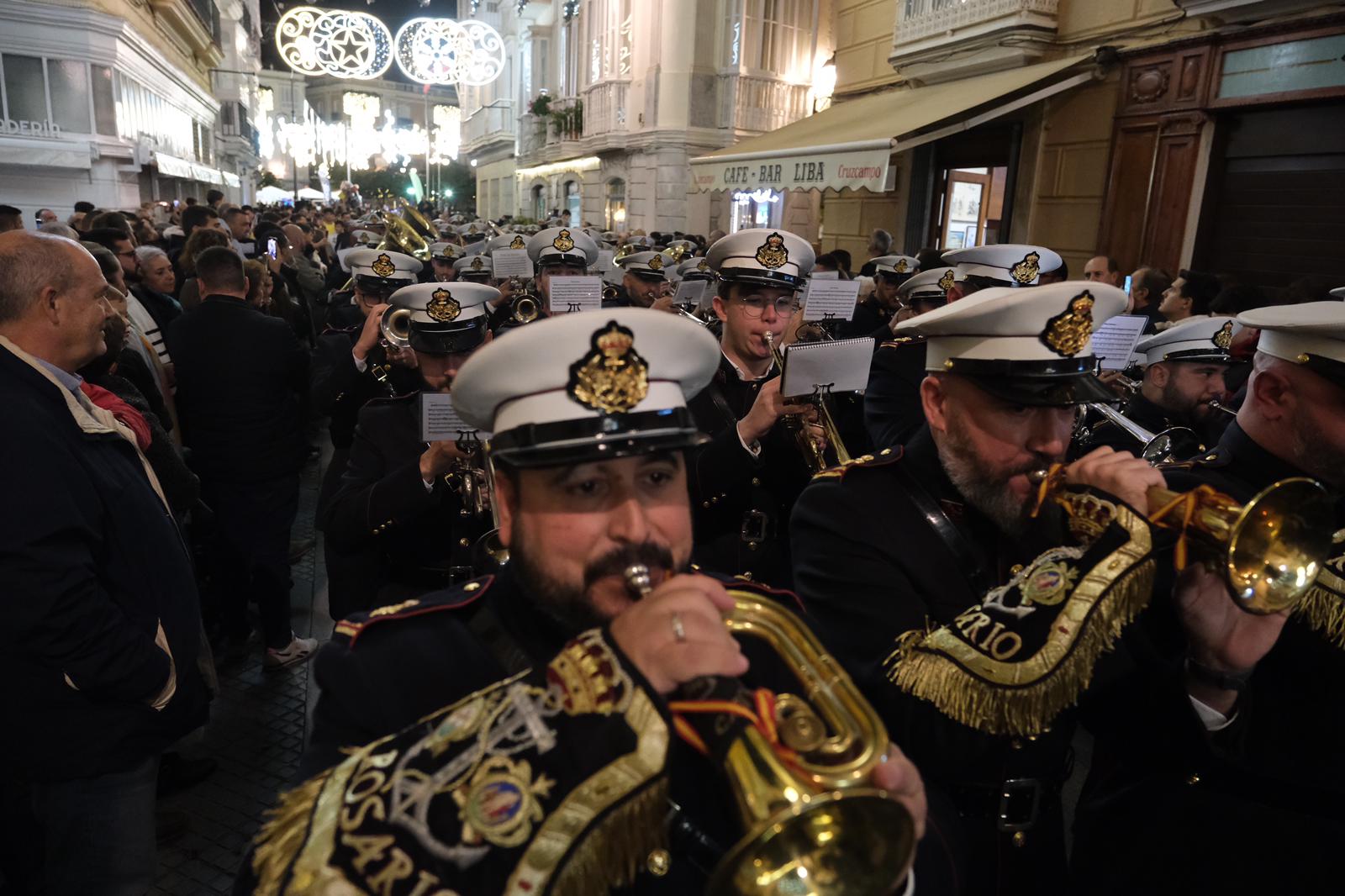 FOTOS: Las bandas de Rosario y Polillas suenan en el pasacalles de Cádiz
