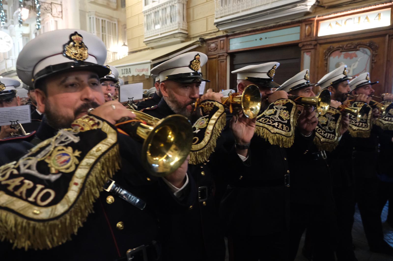 FOTOS: Las bandas de Rosario y Polillas suenan en el pasacalles de Cádiz