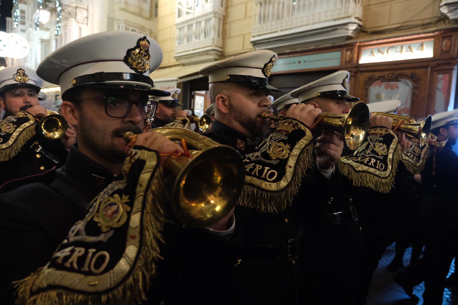 FOTOS: Las bandas de Rosario y Polillas suenan en el pasacalles de Cádiz