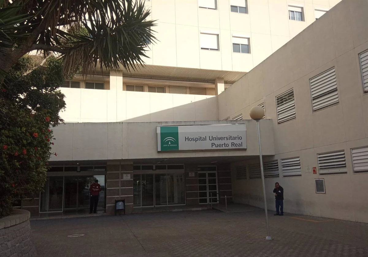 Hospital de Puerto Real, donde siguen ingresados dos de los inmigrantes
