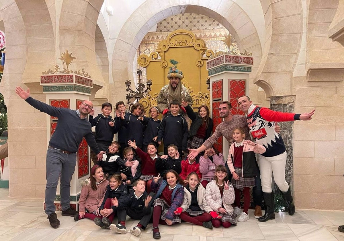 El alcalde y el edil de Fiestas de El Puerto de Santa María con el Cartero Real y un grupo de alumnos