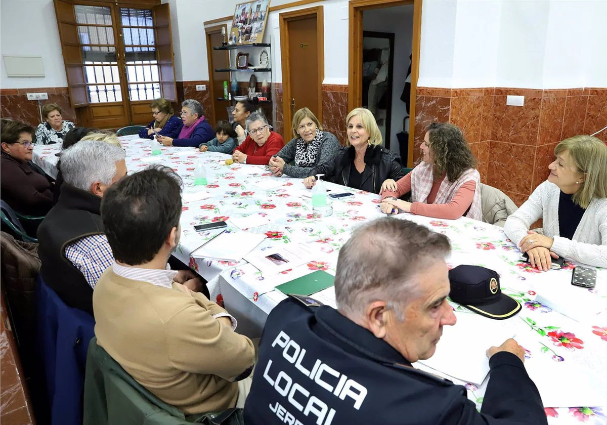Reunión de la alcaldesa de Jerez, María José García-Pelayo, con la Asociación de Vecinos La Muralla.