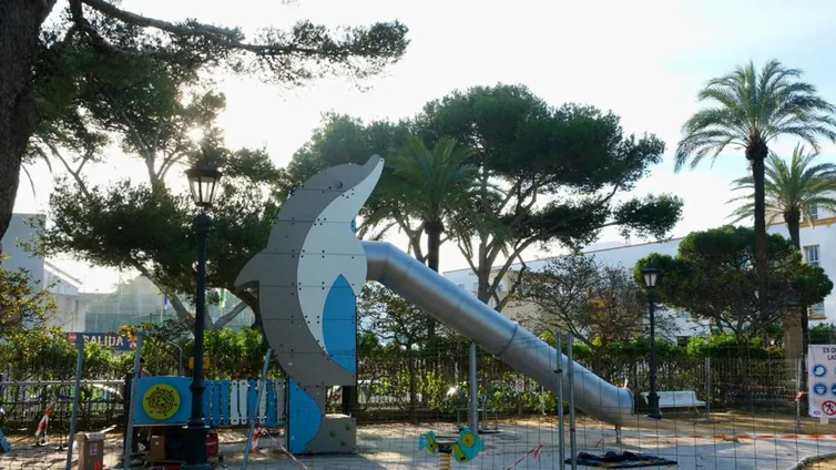 El Parque Genovés de Cádiz ya alberga nuevos juegos infantiles