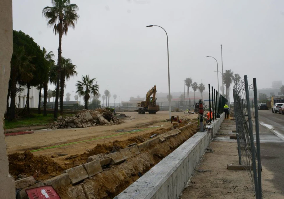 Último tramo de renovación del vallado del complejo Altadis, en Zona Franca