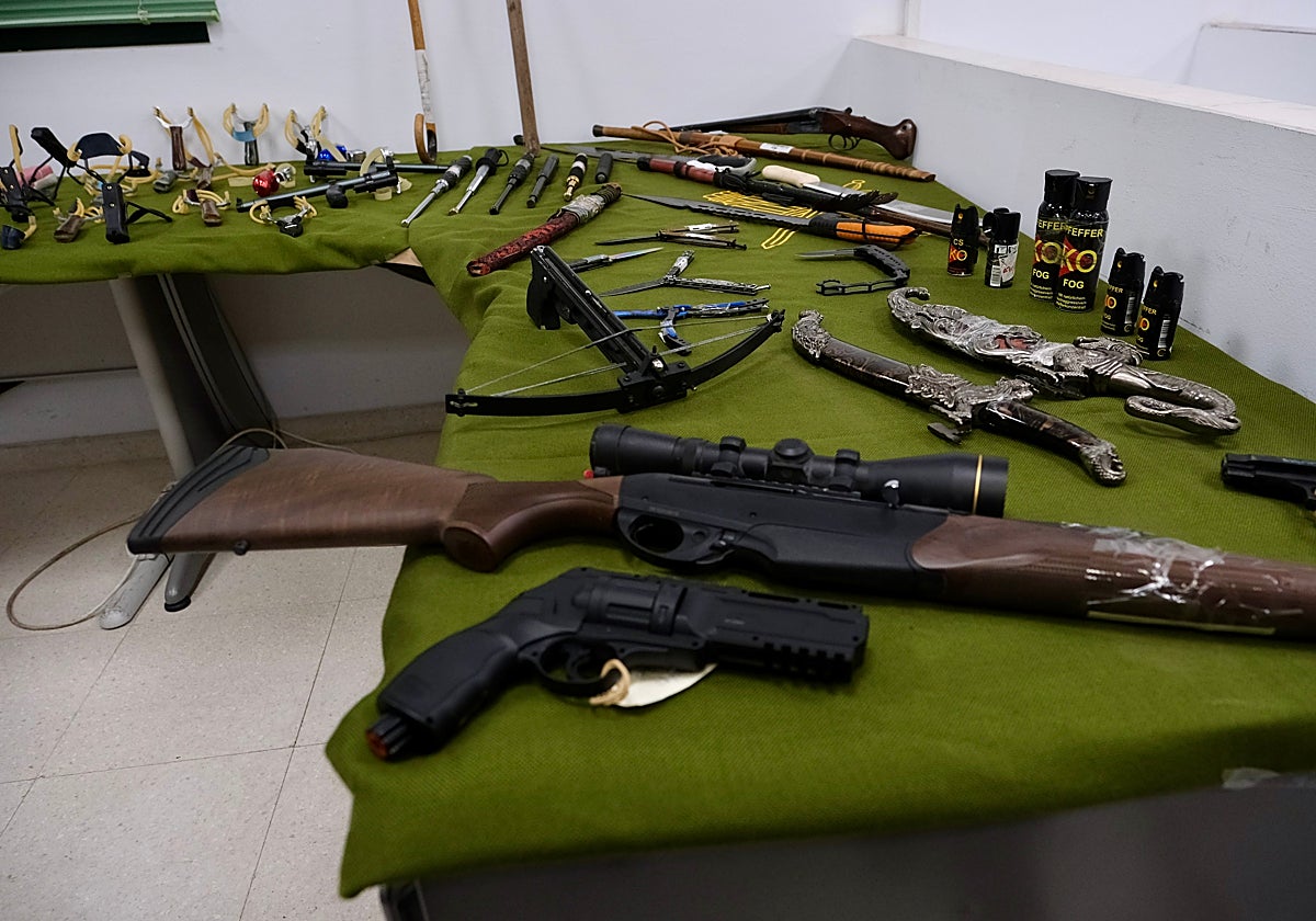 Fotos: El arsenal a la venta por internet en la provincia de Cádiz