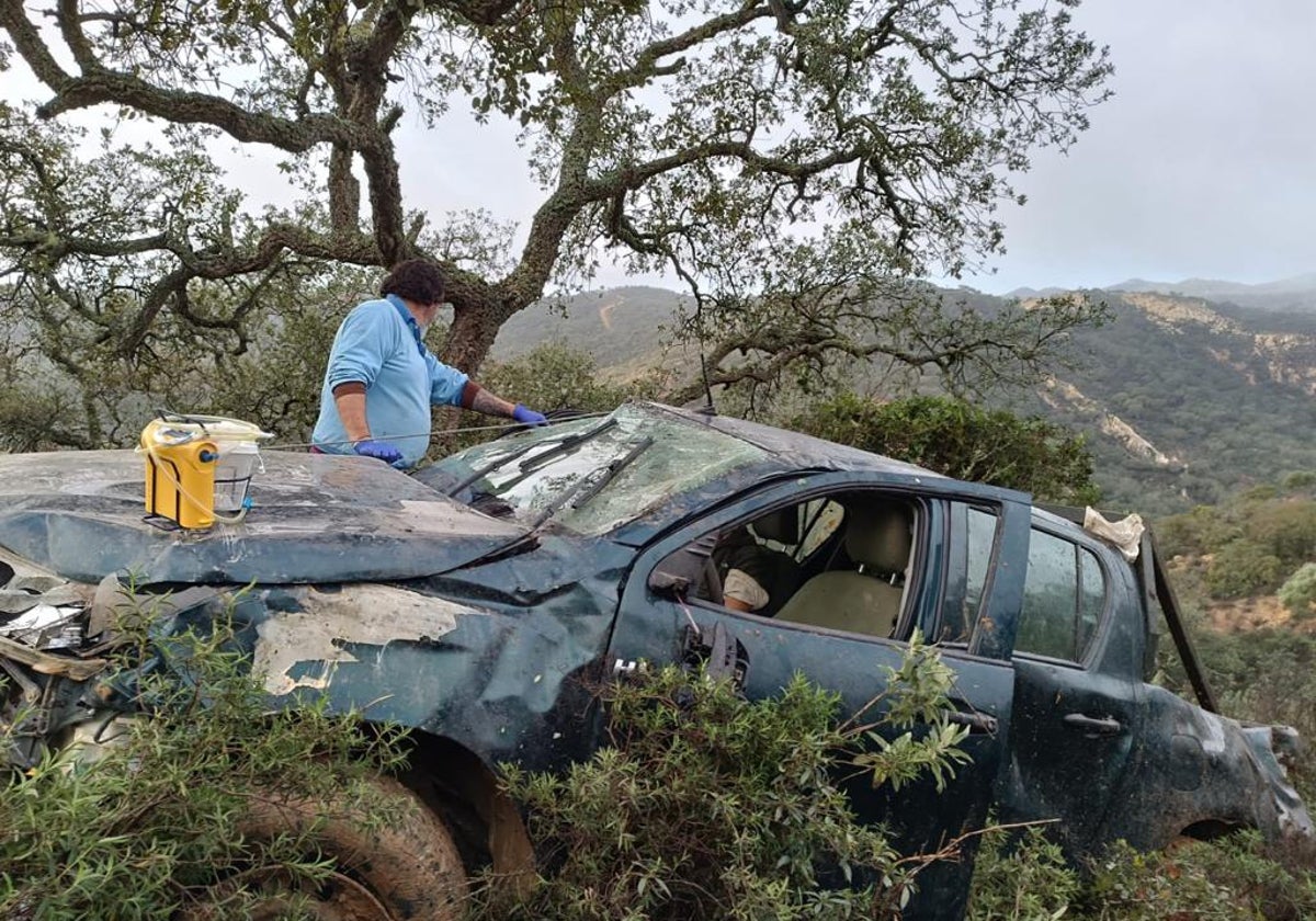 El vehículo accidentado, en plena montaña