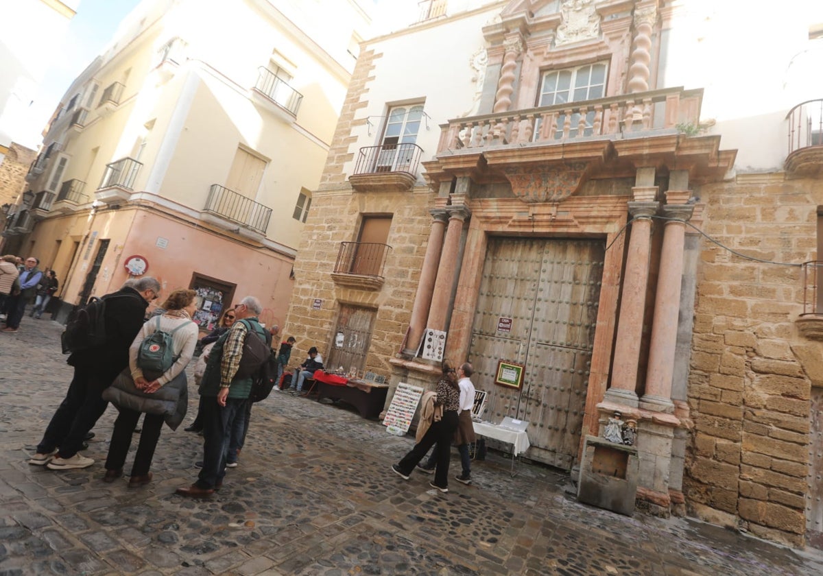 Turistas, vecinos y comerciantes a las puertas de la Casa del Almirante del barrio del Pópulo.