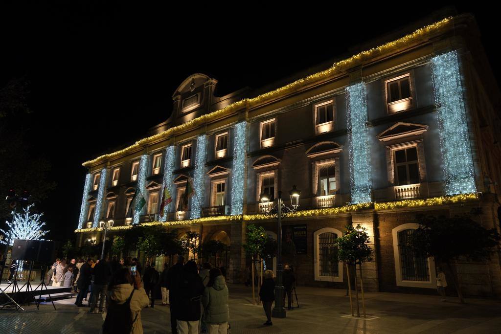 Fotos: El Palacio Provincial de Diputación estrena su iluminación navideña