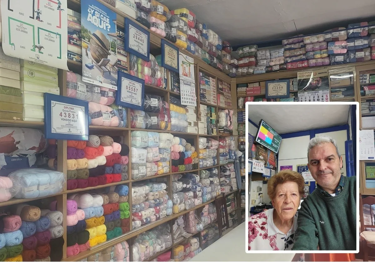 La peculiar tienda de la calle El Santo de Villamartín y Antonio Holgado con su madre