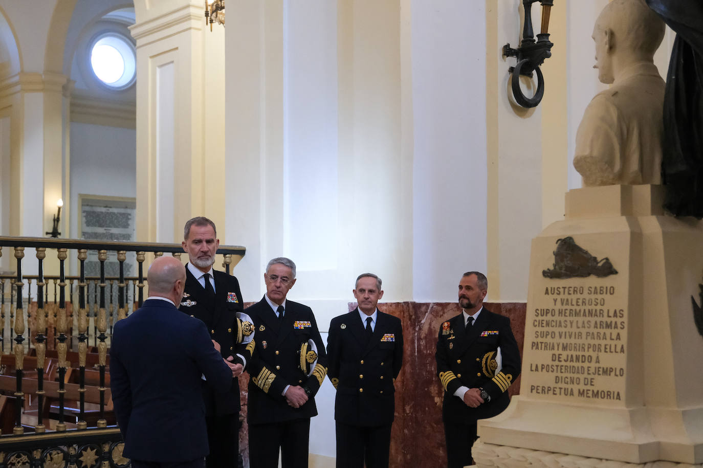 Fotos: El rey Felipe VI conoce la Escuela de Suboficiales y el Panteón de Ilustres Marinos