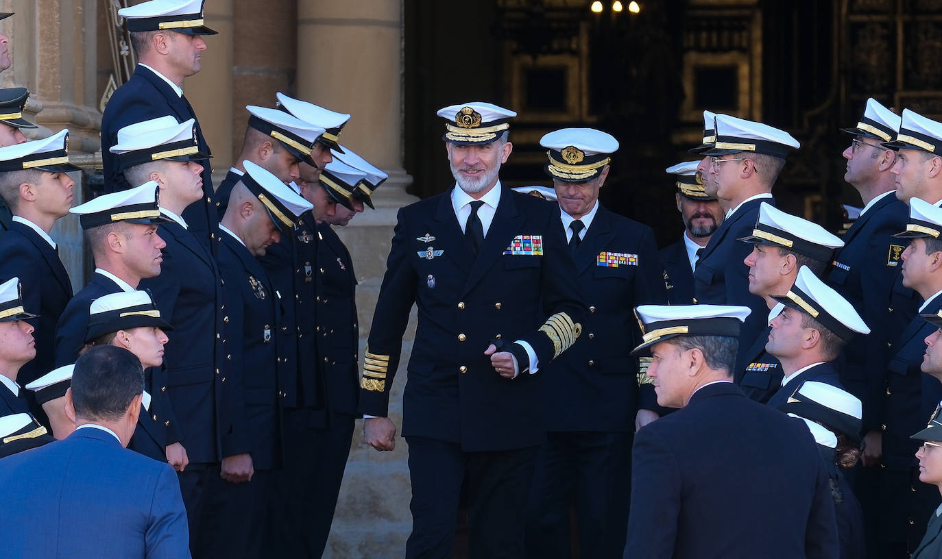 Fotos: El rey Felipe VI conoce la Escuela de Suboficiales y el Panteón de Ilustres Marinos