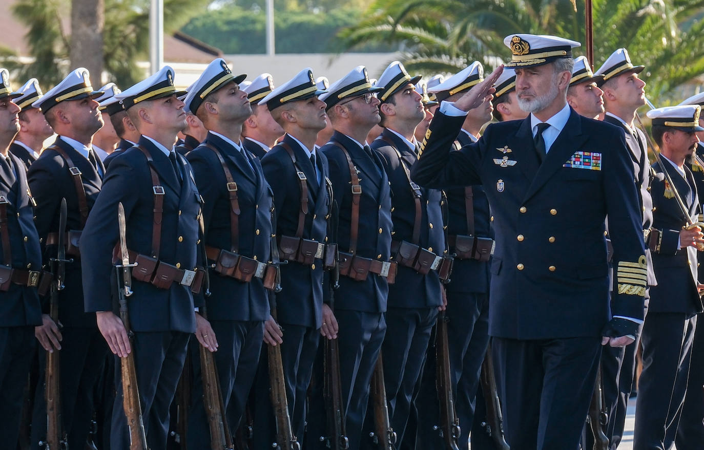 Fotos: El rey Felipe VI conoce la Escuela de Suboficiales y el Panteón de Ilustres Marinos