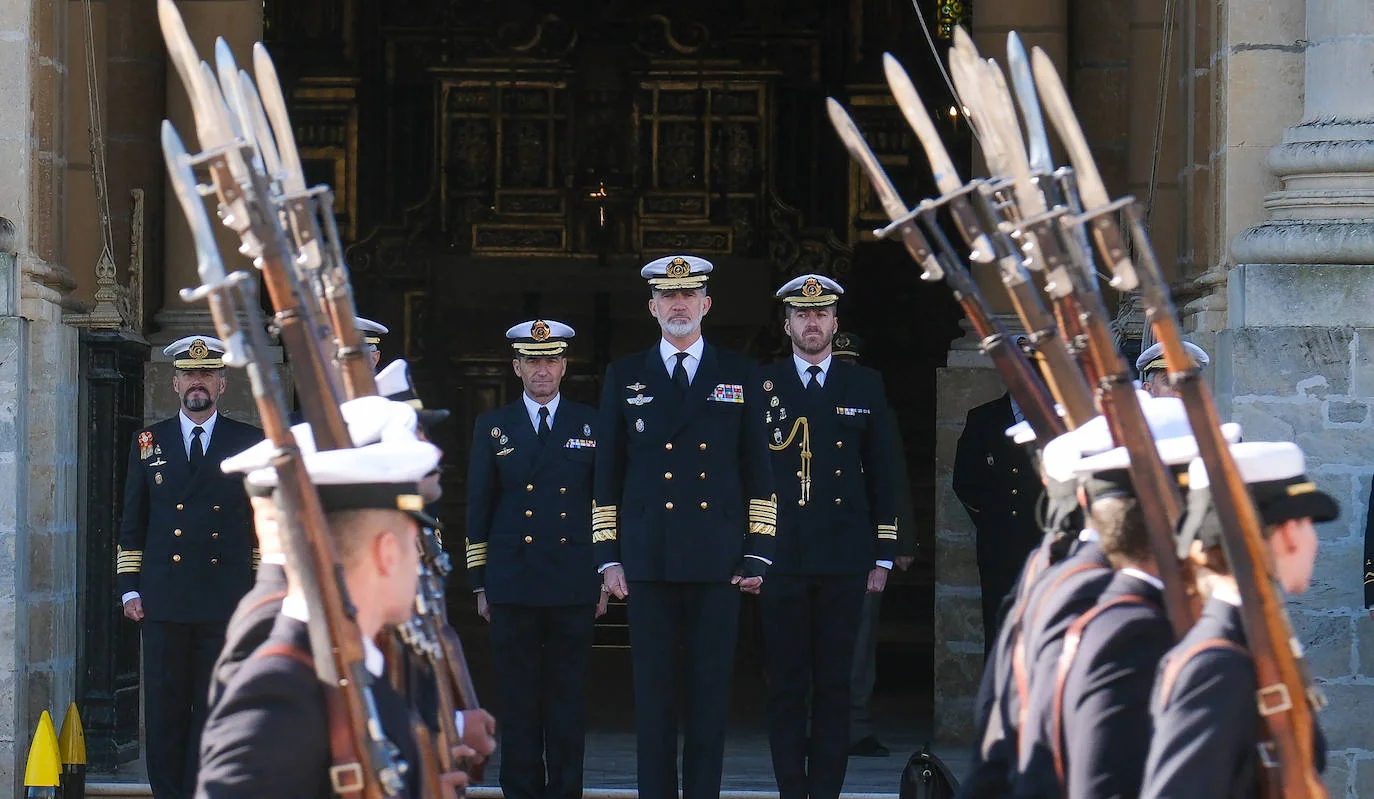 Fotos: El rey Felipe VI conoce la Escuela de Suboficiales y el Panteón de Ilustres Marinos