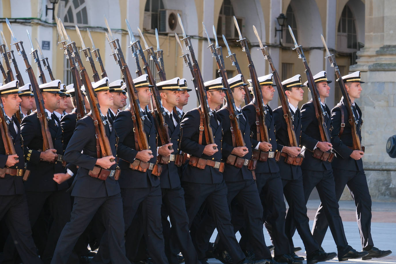 Fotos: El rey Felipe VI conoce la Escuela de Suboficiales y el Panteón de Ilustres Marinos